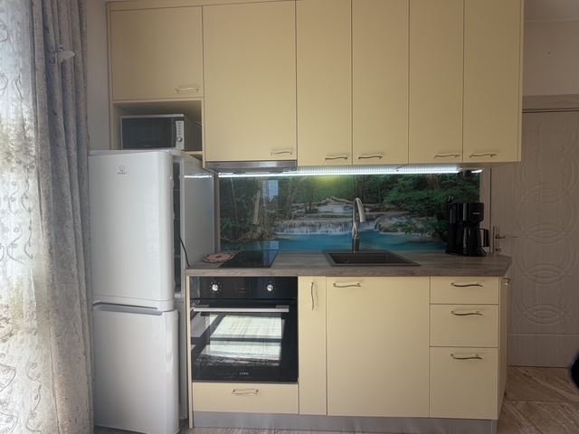 Útulný apartmán s jednou ložnicí a obrovskou terasou v Ravdě – váš osobní prostor u moře