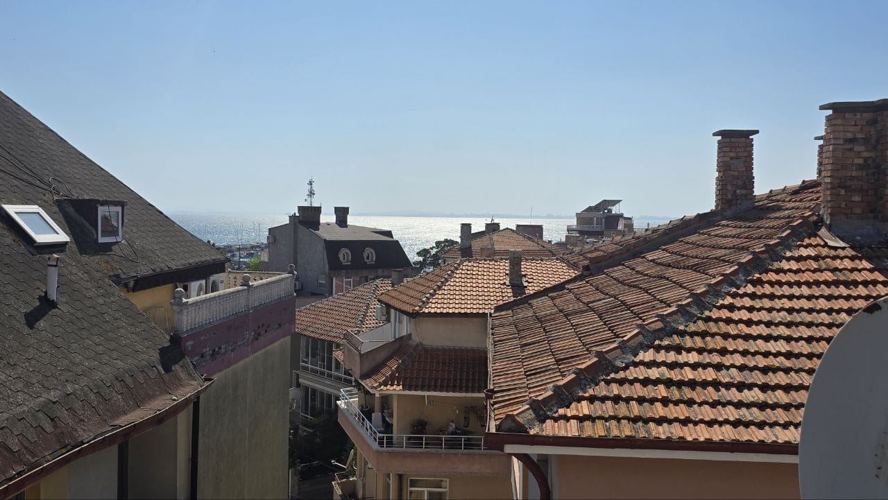 Dvoupodlažní apartmán s výhledem na moře v Pomorie – bez poplatku za údržbu