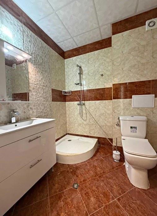 Apartmán v první linii u moře v Elenite – kompletní rekonstrukce, elektřina pro běžné bydlení a přímý přístup na pláž