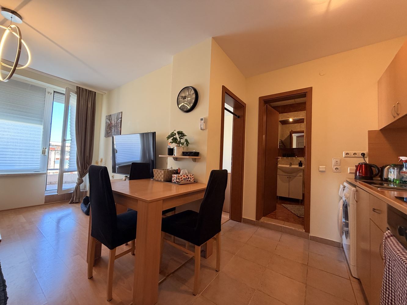 Útulný apartmán s jednou ložnicí v Slunečném pobřeží – krásný výhled na bazén a vynikající komplex pro odpočinek a investici
