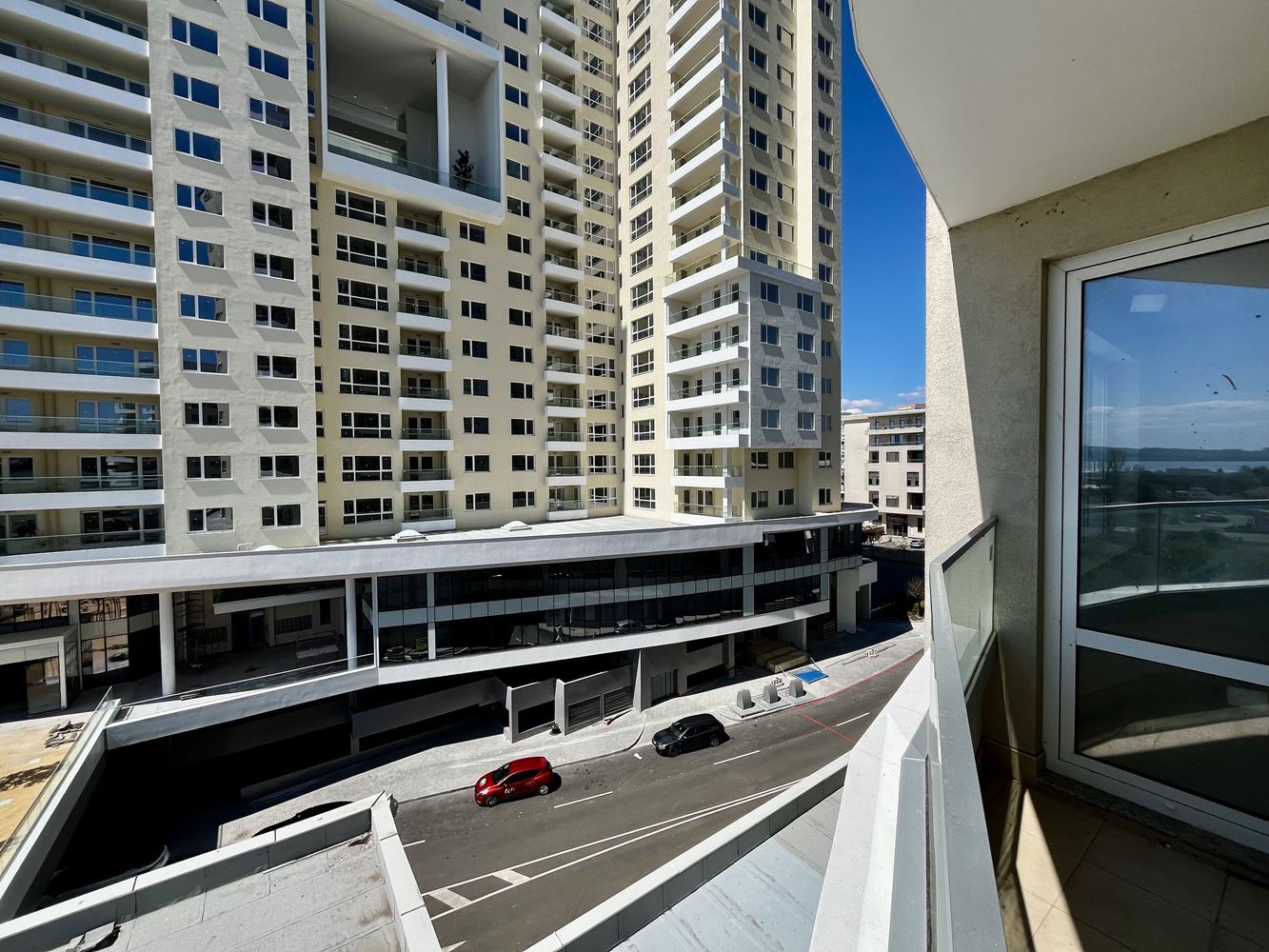 Moderní apartmán s jednou ložnicí s panoramatickým výhledem v prestižním komplexu – připraven k nastěhování