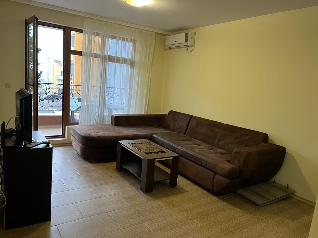 Prostorný apartmán s jednou ložnicí na první linii v malebné Ravdě