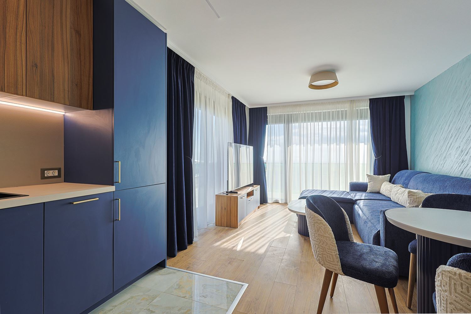 Dvoupokojový apartmán s výhledem na moře a designovou rekonstrukcí v zeleném komplexu ve Slunečném pobřeží