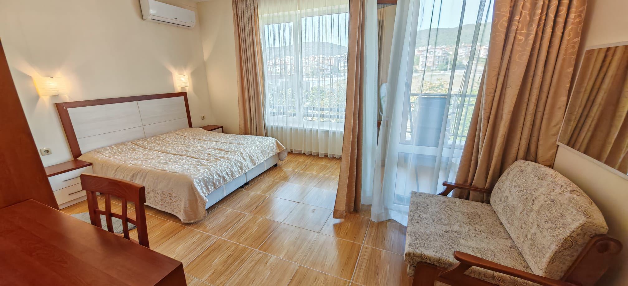 Panoramatický výhled na moře a bazény – prostorný apartmán se dvěma ložnicemi ve Sveti Vlas