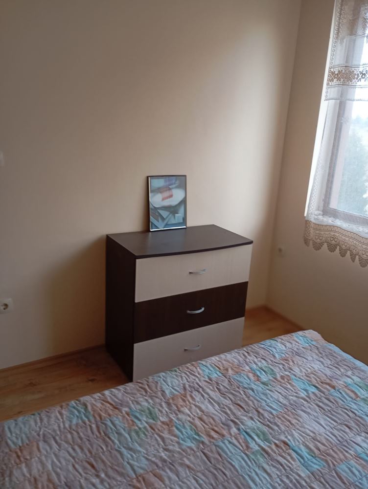 Plně zařízený dvoupokojový apartmán 200 m od pláže v Ravdě – klid, zeleň a komfort v menším komplexu