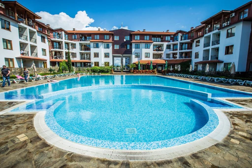 Prostorný apartmán s jednou ložnicí a výhledem do zeleně v Nesebaru – připravený k nastěhování