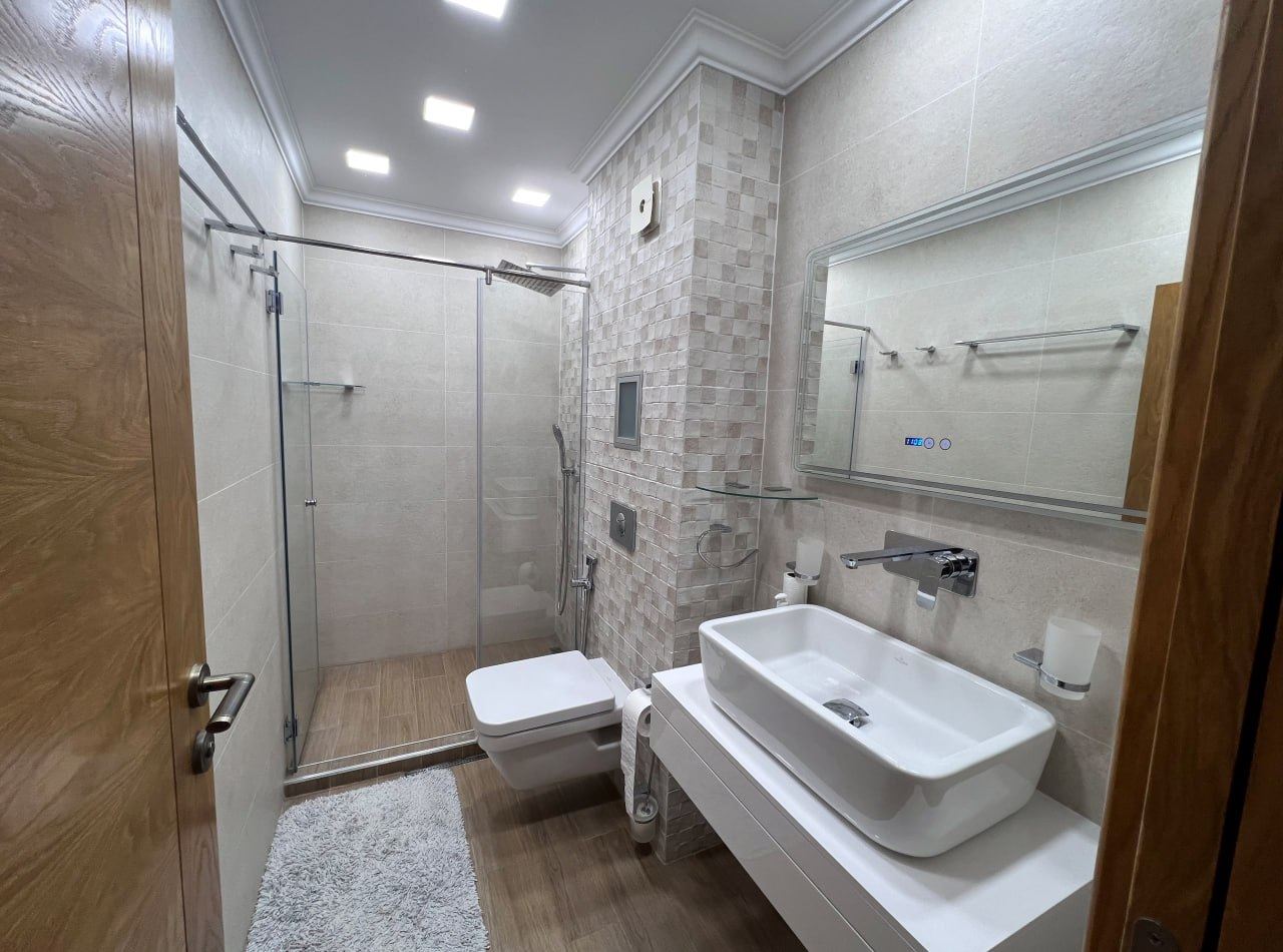 Prostorný apartmán se třemi ložnicemi a panoramatickým výhledem na moře pouze 50 metrů od pláže – nízký poplatek za údržbu!