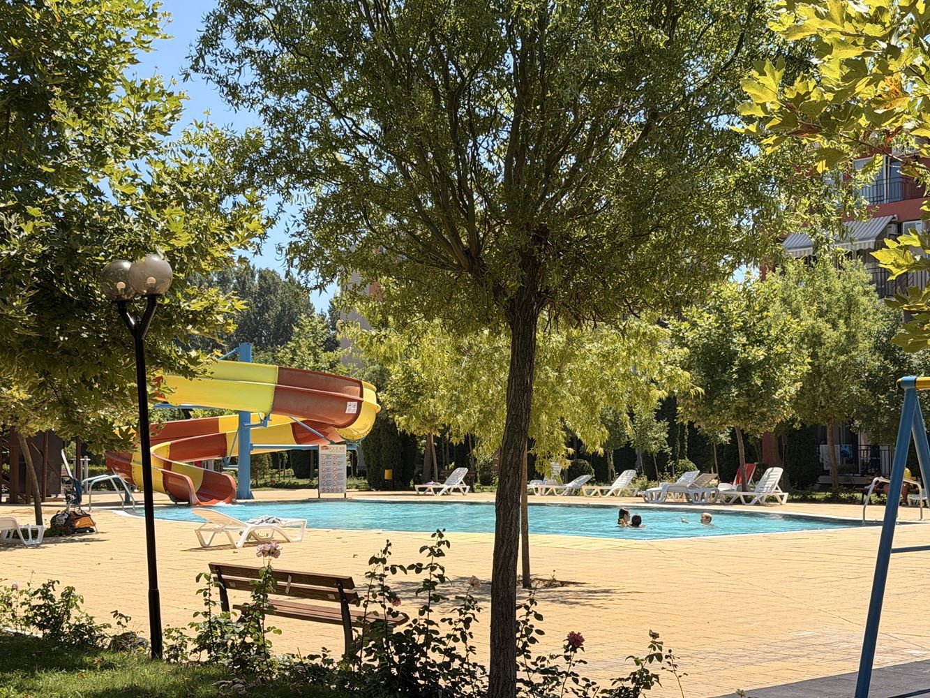 Prostorný apartmán se dvěma ložnicemi ve Slunečném pobřeží – panoramatický výhled a klidná lokalita