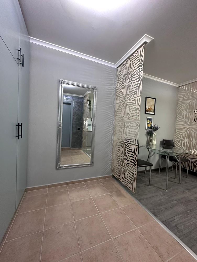 Dvouložnicový apartmán s částečným výhledem na moře v Sveti Vlas – zařízený, po rekonstrukci, v luxusním uzavřeném komplexu