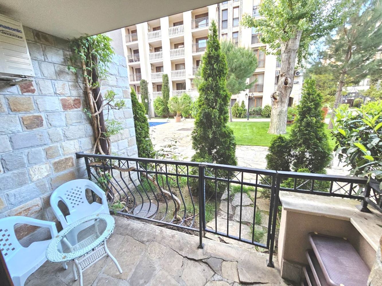 Třípokojový apartmán v přízemí s přímým přístupem k bazénu v luxusním komplexu ve Slunečném pobřeží