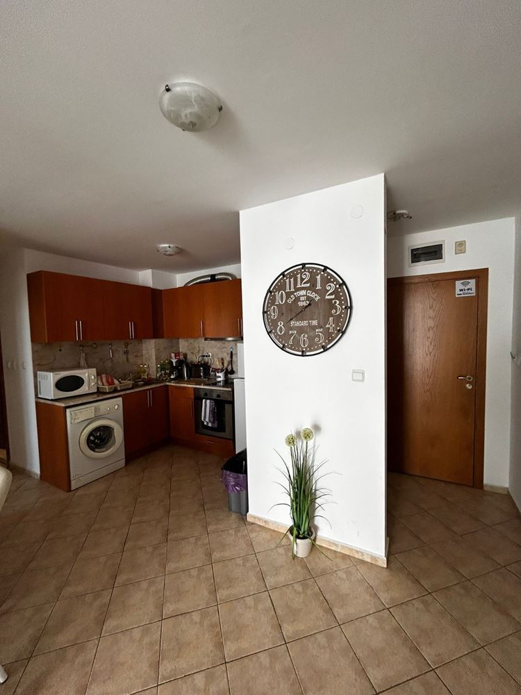 Prostorný a stylově zařízený byt s jednou ložnicí v srdci Slunečného pobřeží – ideální pro bydlení nebo investici