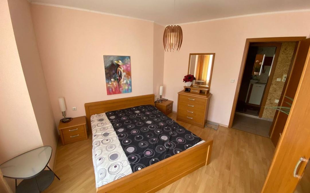 Apartmán se dvěma ložnicemi s výhledem na moře na první linii v Elenite – komfort, příroda a klid