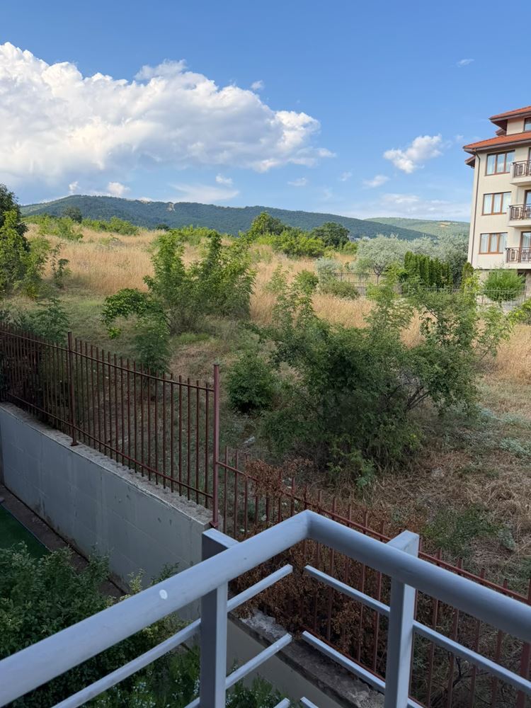 Prostorný apartmán se dvěma ložnicemi s výhledem na moře a hory v krásném uzavřeném komplexu u moře