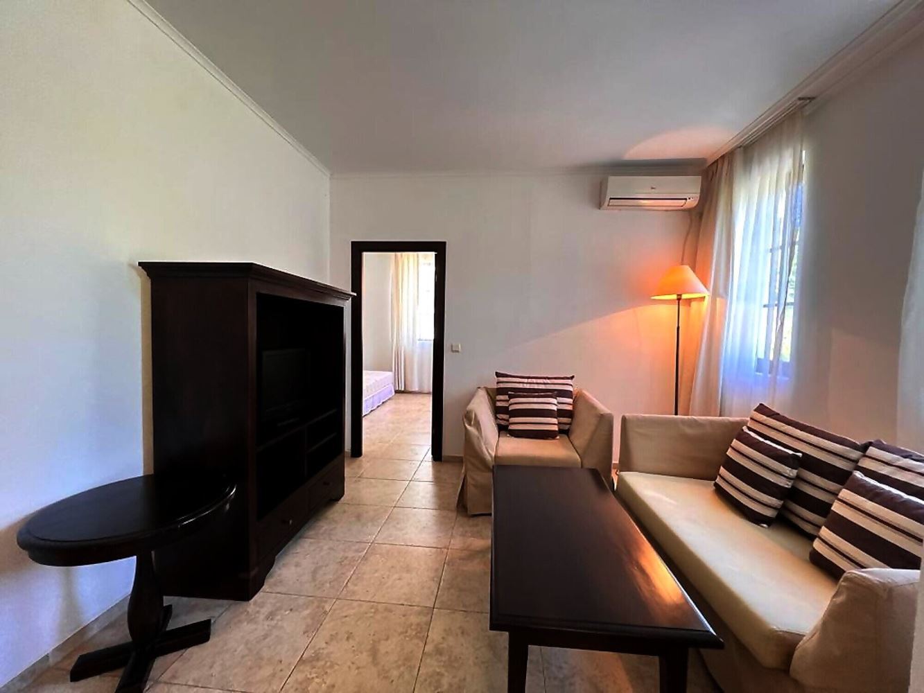 Apartmán s jednou ložnicí v první linii u moře v Obzoru – pohodlí u moře, SPA služby a klid uprostřed zeleně