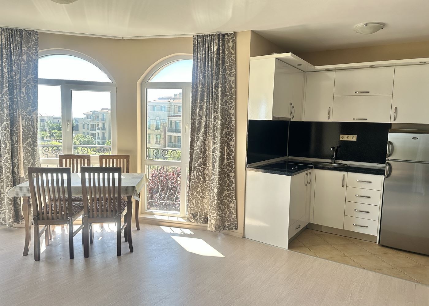 Prostorný apartmán s jednou ložnicí a panoramatickým výhledem na moře v Černomorci – připravený domov u moře