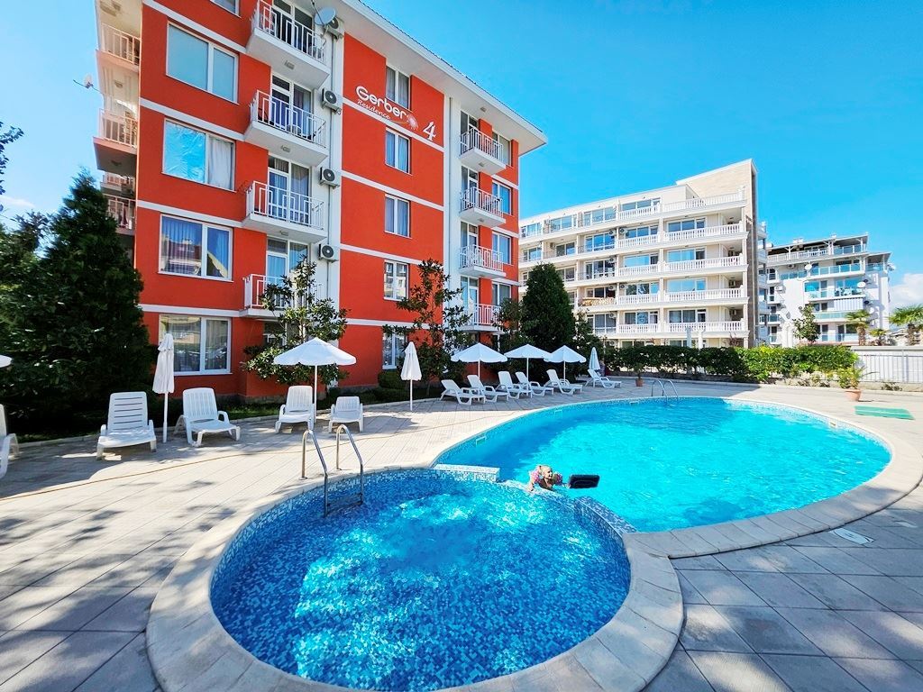 Apartmán s jednou ložnicí v Sunny Beach – klid, zeleň a komfort v srdci letoviska