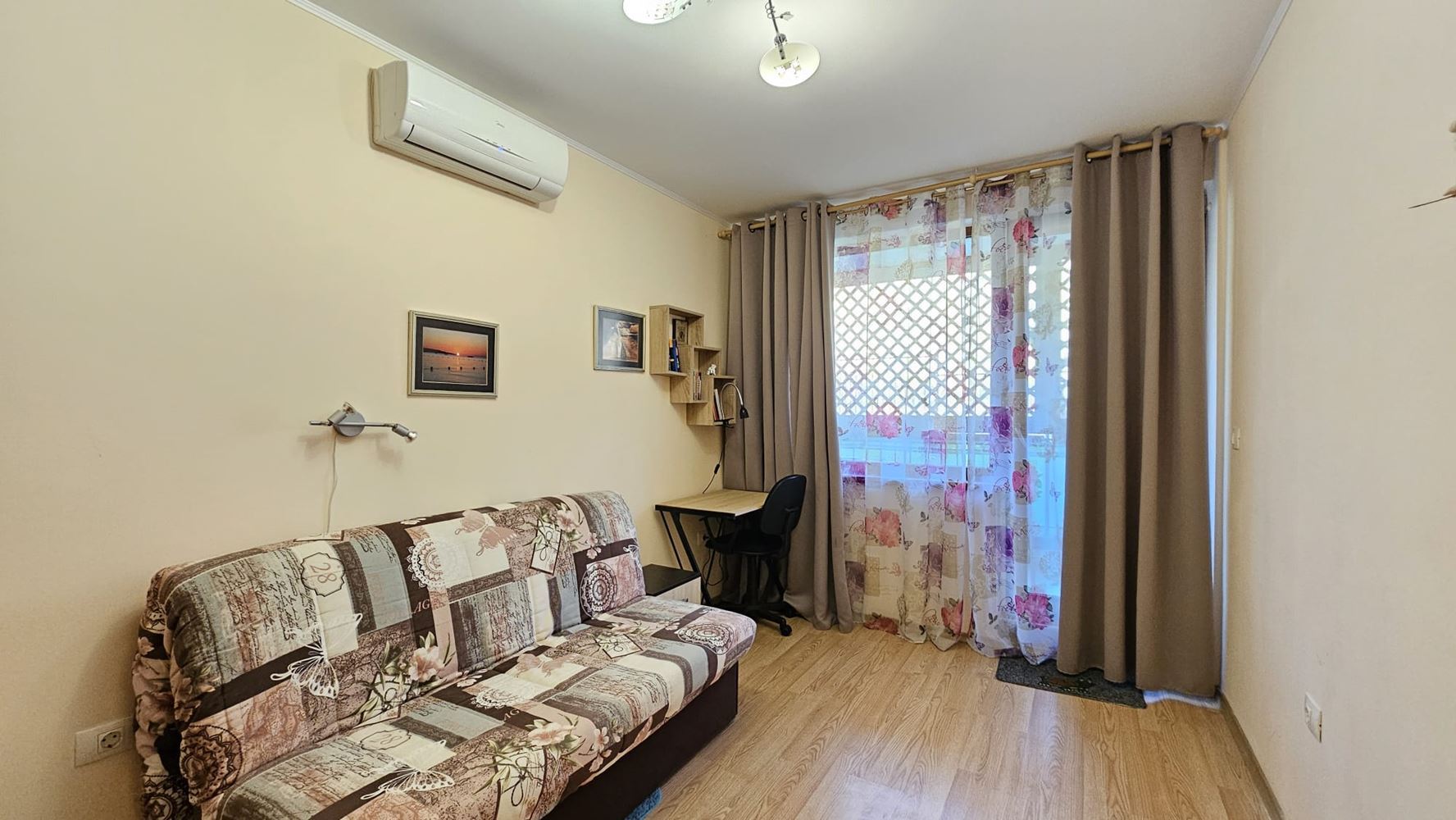 Prostorný apartmán se dvěma ložnicemi na první linii u moře se soukromou pláží ve Sveti Vlas