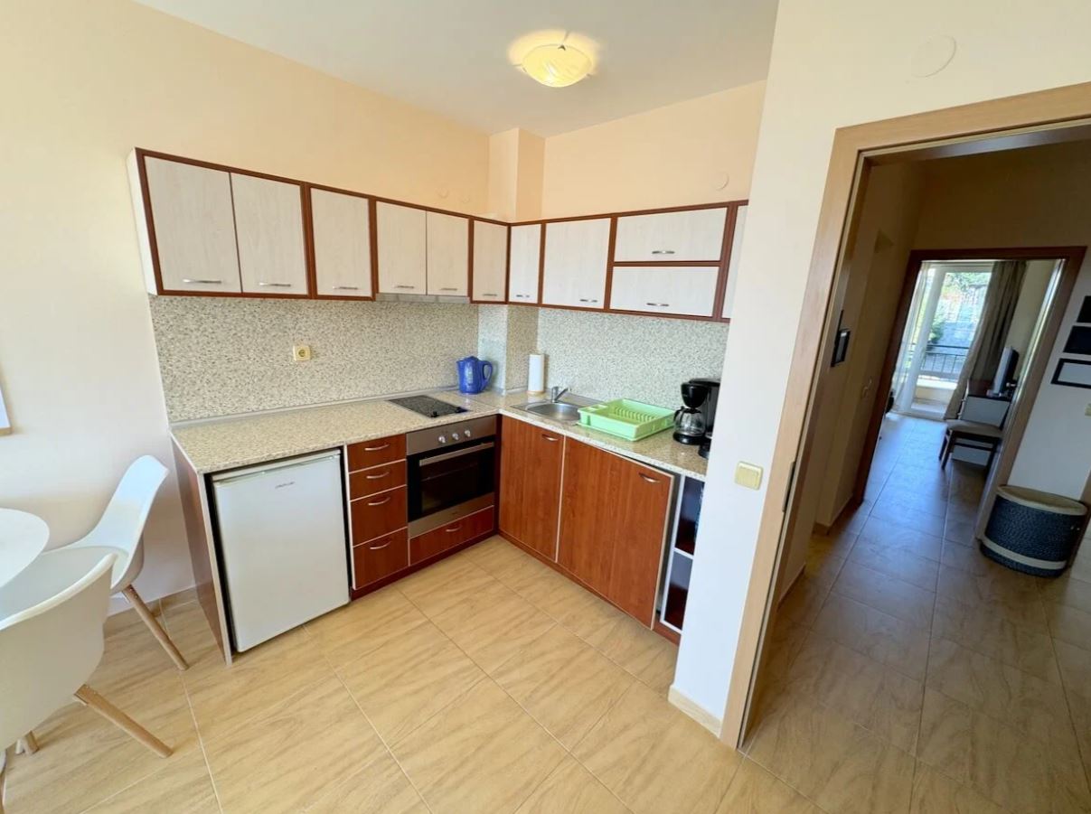 Apartmán se dvěma ložnicemi ve Sveti Vlas – panoramatické výhledy a pohodlí v uzavřeném komplexu