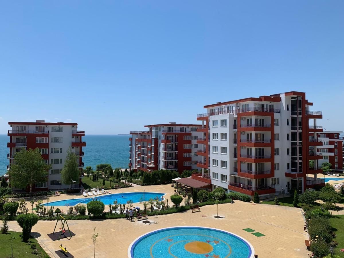 Velký byt s jednou ložnicí v první linii v Sveti Vlas – prostor, komfort a atmosféra moře