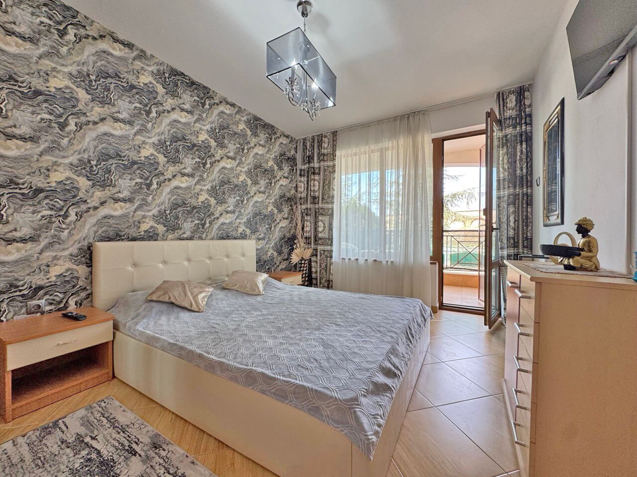 Stylový apartmán s jednou ložnicí s výhledem na bazén v letovisku Slunečné pobřeží