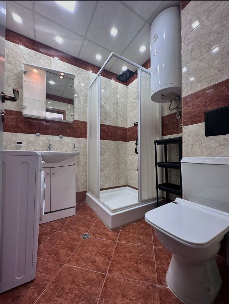 Dvouložnicový apartmán s částečným výhledem na moře v Sveti Vlas – zařízený, po rekonstrukci, v luxusním uzavřeném komplexu