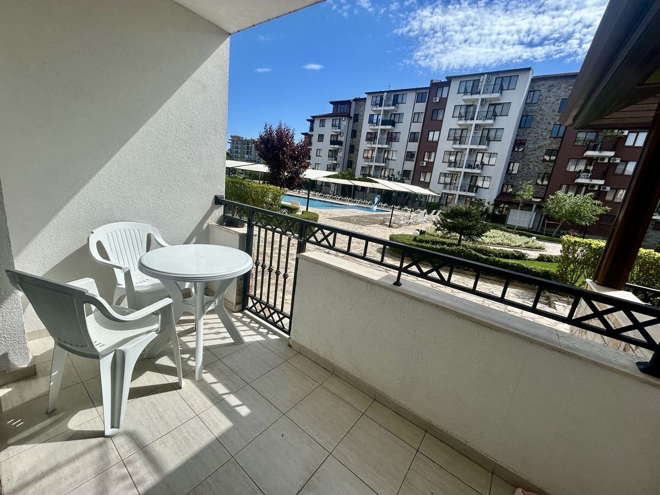Komfortní 2+kk apartmán s přímým vstupem k bazénu v Nesebaru – mimořádně praktická nabídka