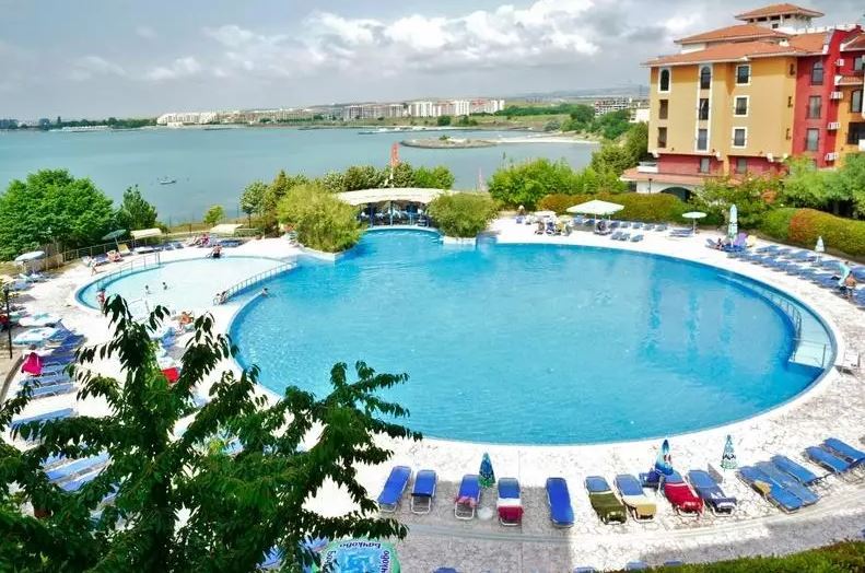 Prostorný třípokojový byt s přímým výhledem na moře v Aheloy – komfort, luxus a pohodlí pro celou rodinu