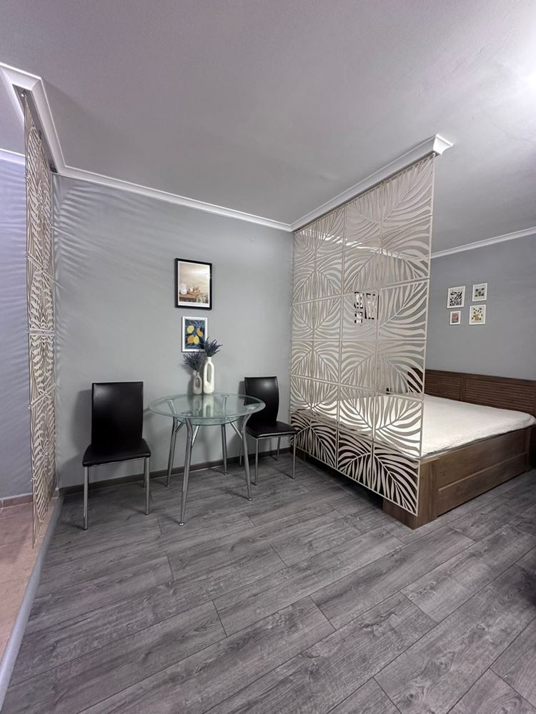 Dvouložnicový apartmán s částečným výhledem na moře v Sveti Vlas – zařízený, po rekonstrukci, v luxusním uzavřeném komplexu