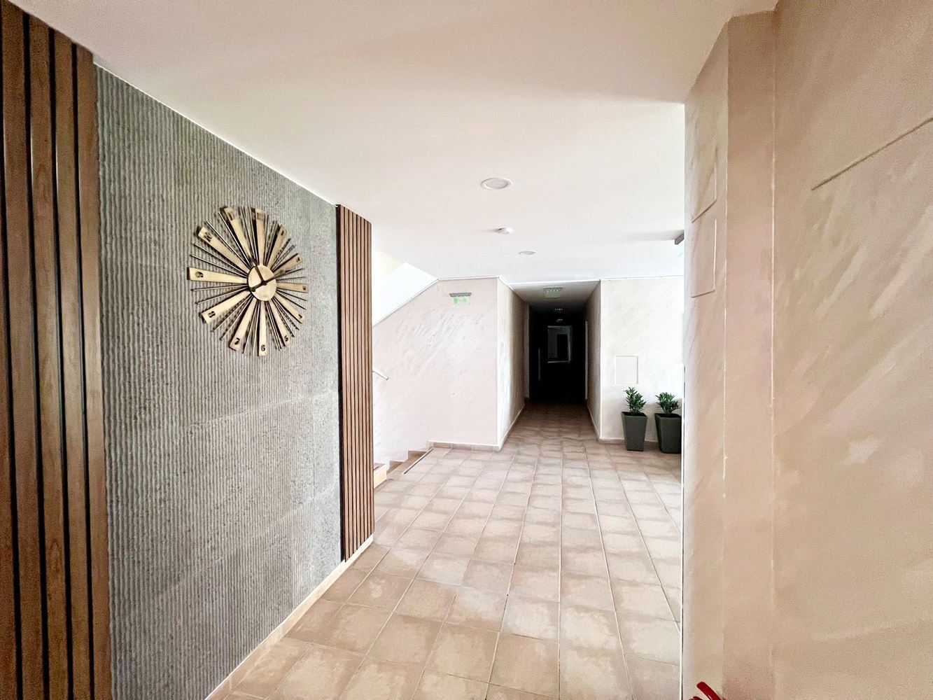 Stylový byt s jednou ložnicí s nízkým poplatkem za údržbu ve výborném komplexu na Slunečném pobřeží – připraven k nastěhování nebo investici