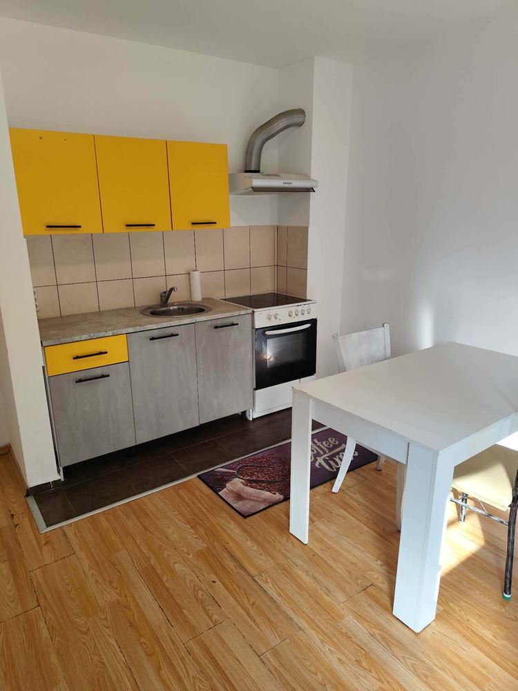Zařízený dvoupokojový apartmán v centrální části Slunečného pobřeží – výborná lokalita a investiční potenciál