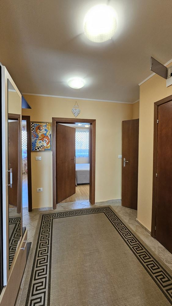 Prostorný apartmán se dvěma ložnicemi na první linii u moře se soukromou pláží ve Sveti Vlas
