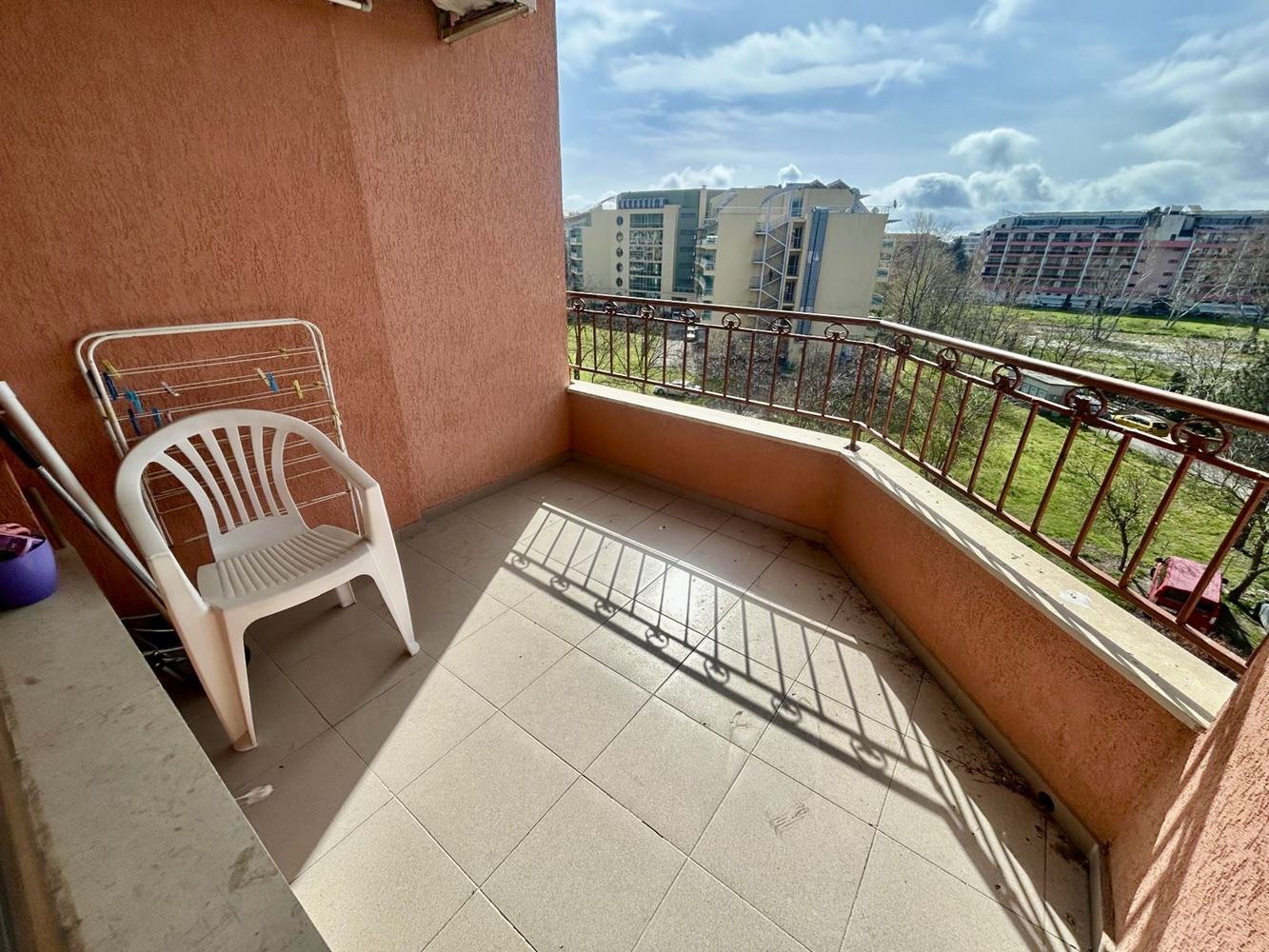 Dvoupokojový apartmán v centrální části Slunečného pobřeží s výhledem na bazén