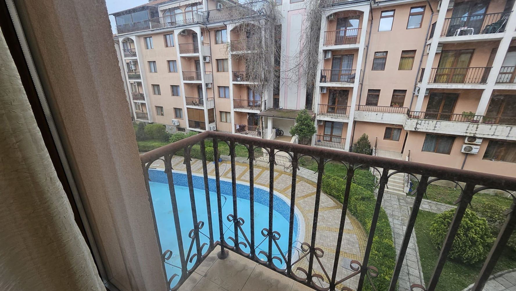 Prostorný apartmán se dvěma ložnicemi v Primorsku – komfort, klid a nízký poplatek za údržbu