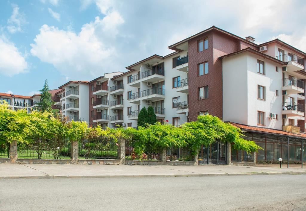 Prostorné studio v přízemí s velkou terasou a možností přeměny na byt s jednou ložnicí – bezpečí a komfort v Nessebaru