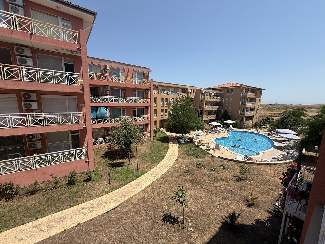 Zařízený byt s jednou ložnicí s výhledem na bazén ve Slunečném pobřeží