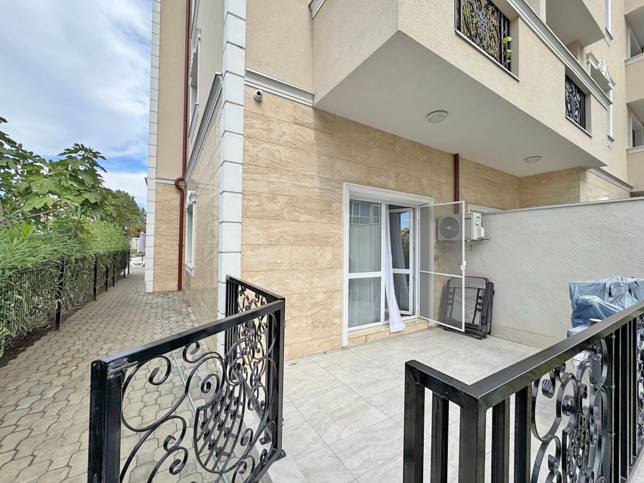Prostorný apartmán s jednou ložnicí, velkou terasou a výhledem na bazén na Slunečném pobřeží