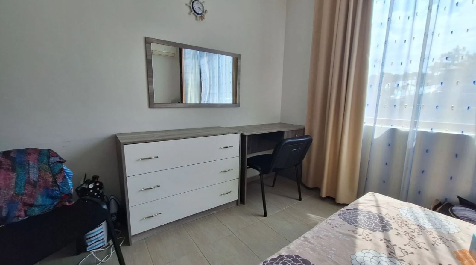 Apartmán s jednou ložnicí v první linii u moře ve Svatém Vlasu – útulná nemovitost s výhledem na bazén a moře