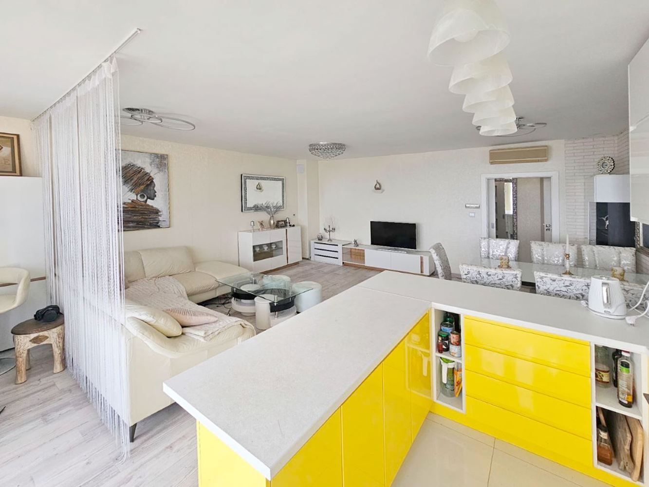 Luxusní třípokojový apartmán s výhledem na moře na první linii v Ravdě – 114 m², dvě terasy a maximální komfort