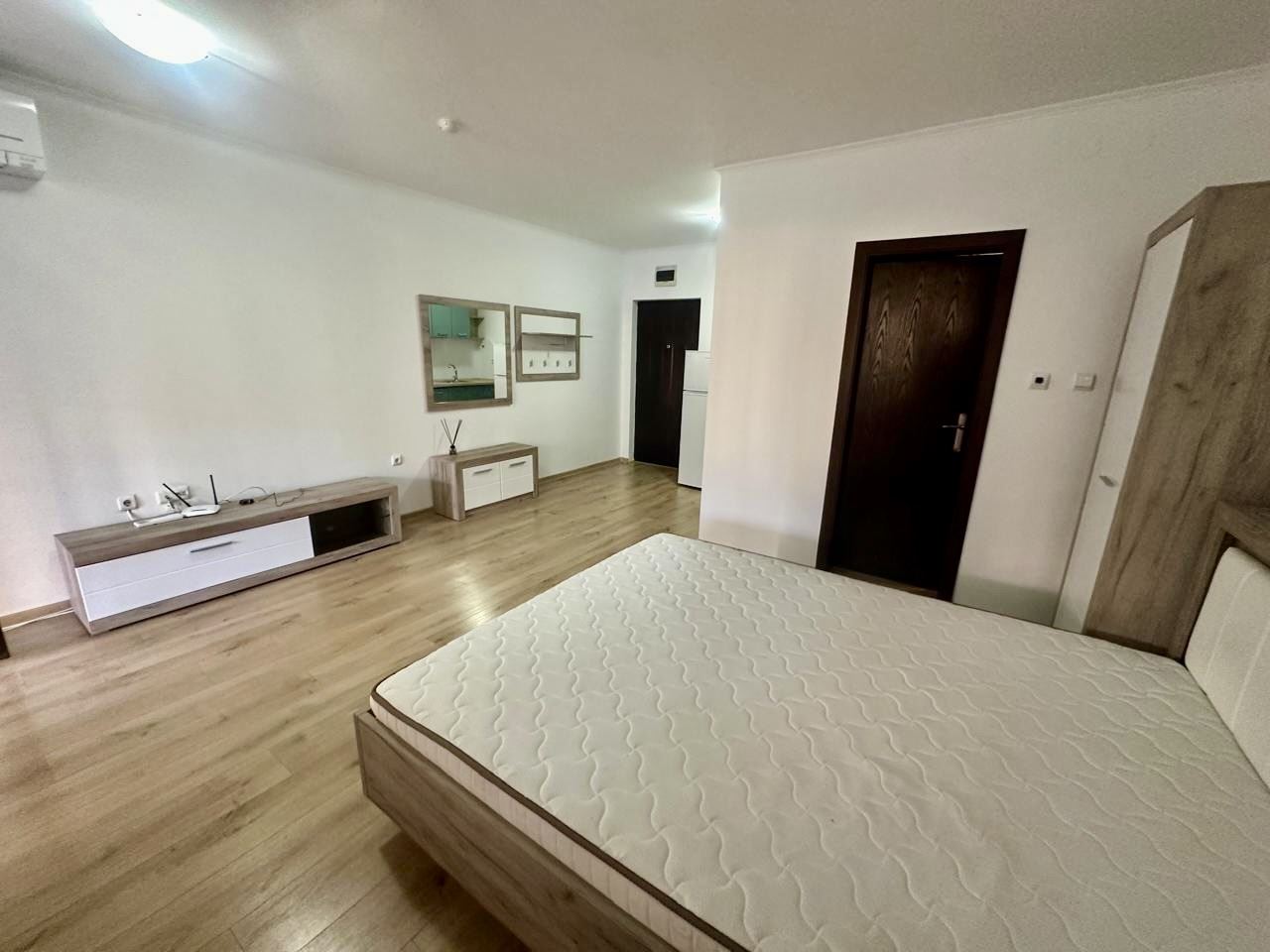 Prostorné studio v přízemí s velkou terasou a možností přeměny na byt s jednou ložnicí – bezpečí a komfort v Nessebaru