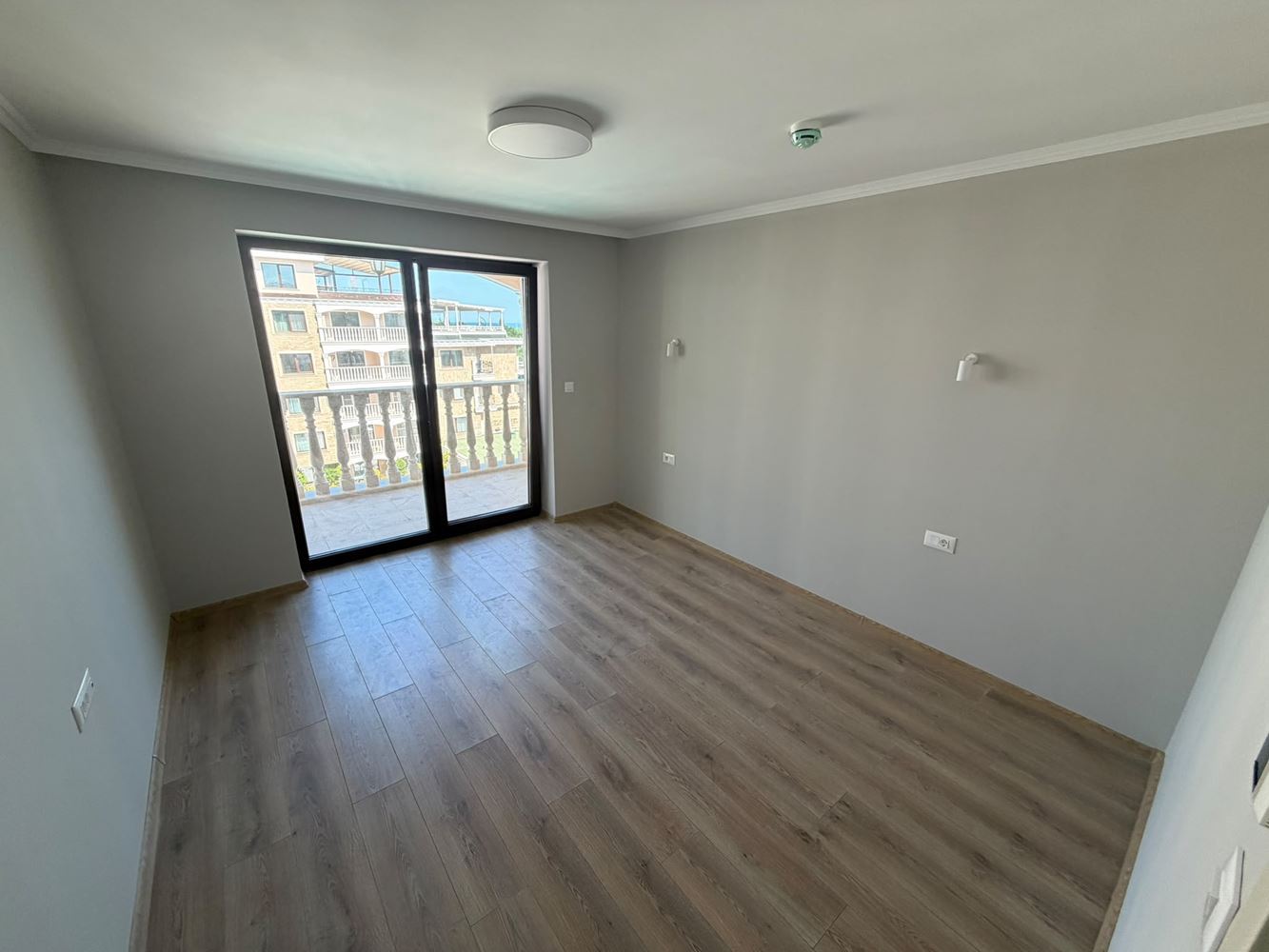 Nový 2pokojový apartmán s výhledem na bazén a moře v luxusním komplexu na první linii v Nesebaru