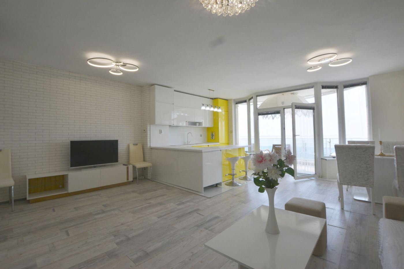 Luxusní třípokojový apartmán s výhledem na moře na první linii v Ravdě – 114 m², dvě terasy a maximální komfort