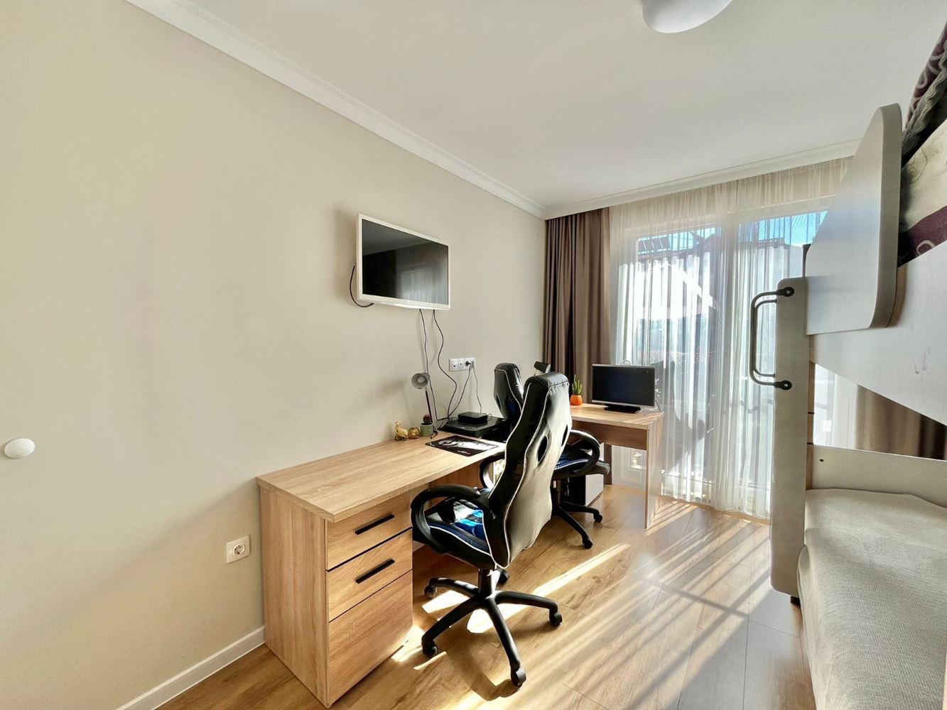 Dvouúrovňový apartmán se dvěma ložnicemi v centru Ravdy – luxus, komfort a vynikající poloha u moře