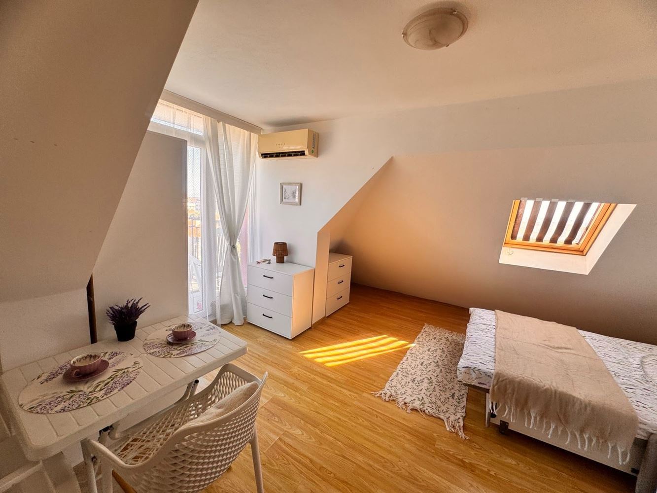 Stylové studio s panoramatickou terasou v Pomorie – nízký poplatek za údržbu, jižní orientace a vynikající lokalita blízko moře