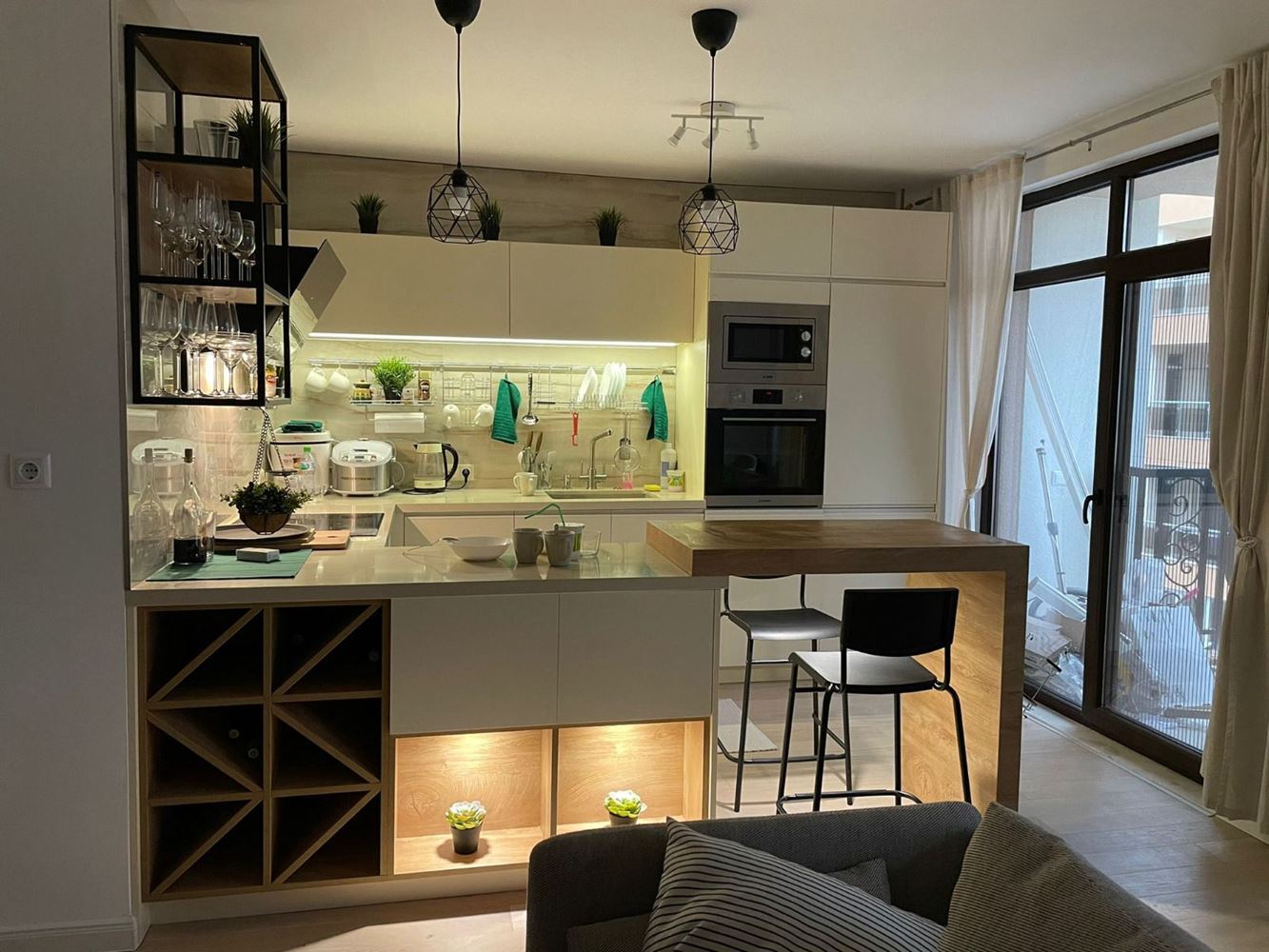 Prostorný pětipokojový apartmán s výhledem na moře v Pomorie – komfort, styl a funkčnost pro velkou rodinu