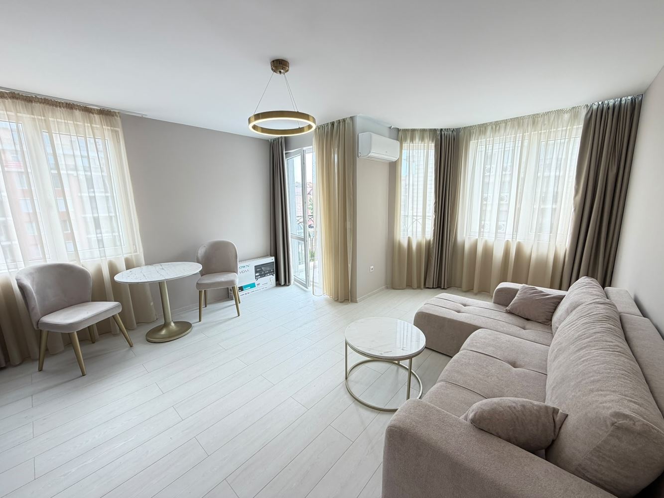 Slunečné pobřeží – útulný apartmán s jednou ložnicí, jižní orientací a krásným výhledem na bazén