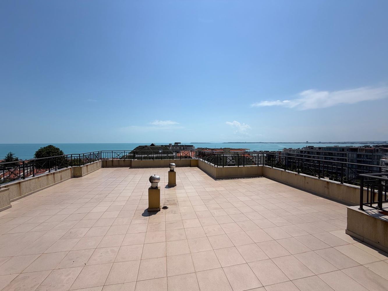 Prostorný apartmán se dvěma ložnicemi a panoramatickým výhledem na moře v Sveti Vlas