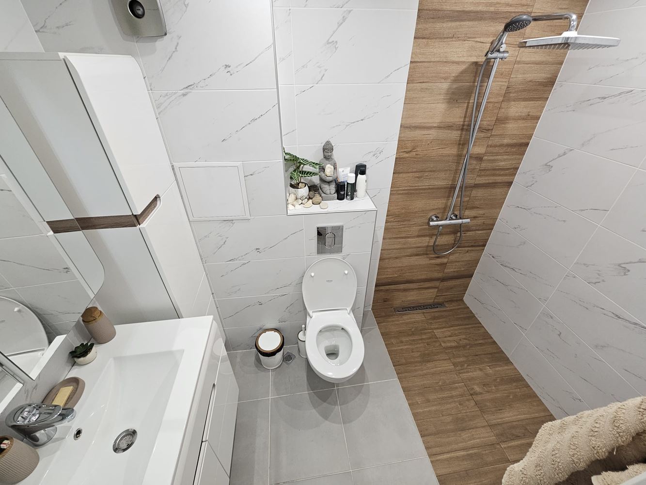 Prostorný a světlý byt se dvěma ložnicemi a dvěma velkými terasami v Meden Rudnik – ideální pro rodinu nebo investici