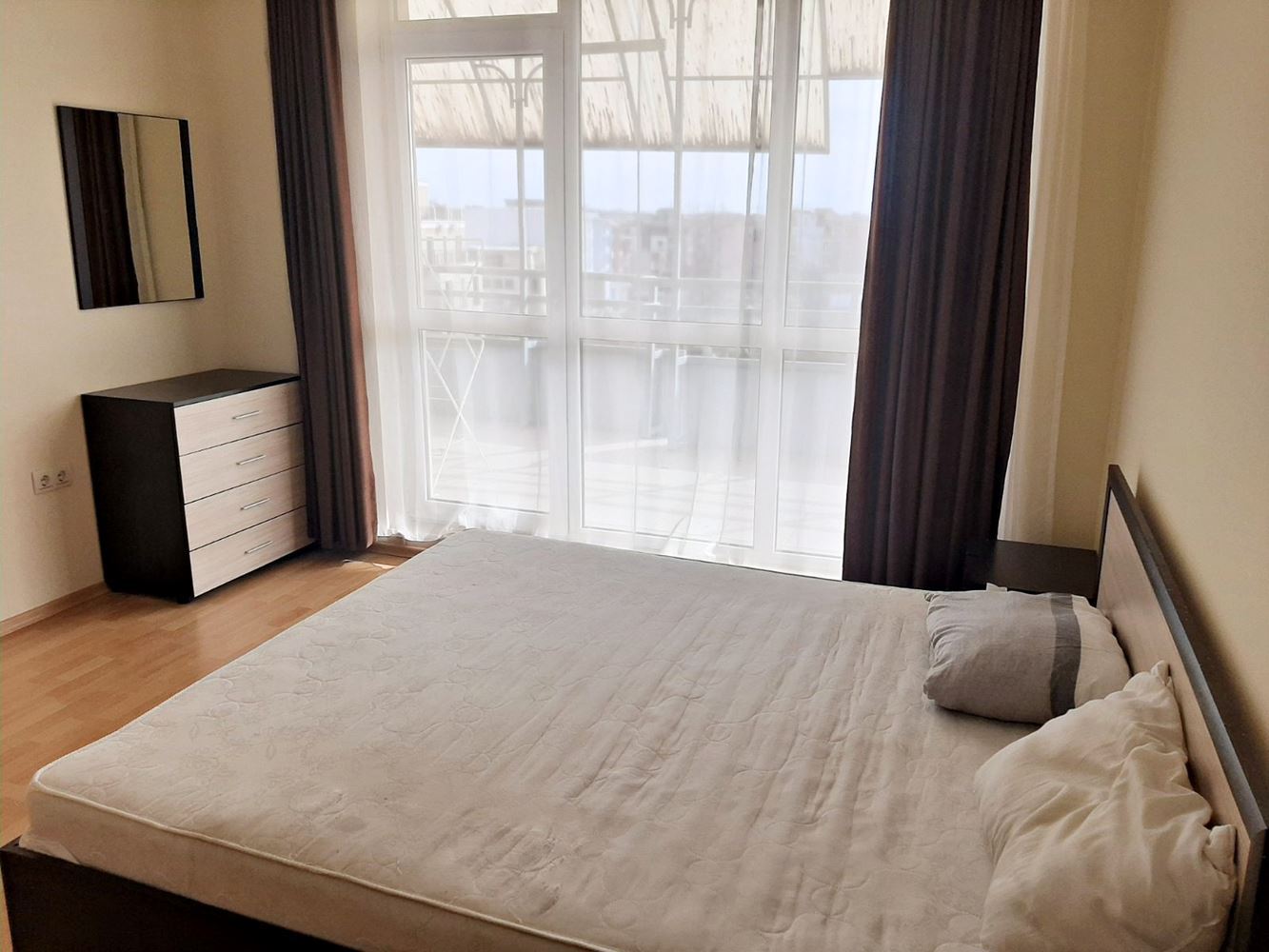 Prostorný apartmán s jednou ložnicí a výhledem na bazén ve Slunečném pobřeží