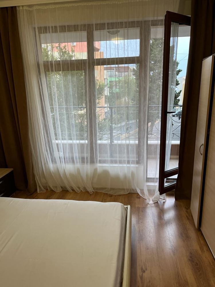 Prostorný apartmán s jednou ložnicí na první linii v malebné Ravdě