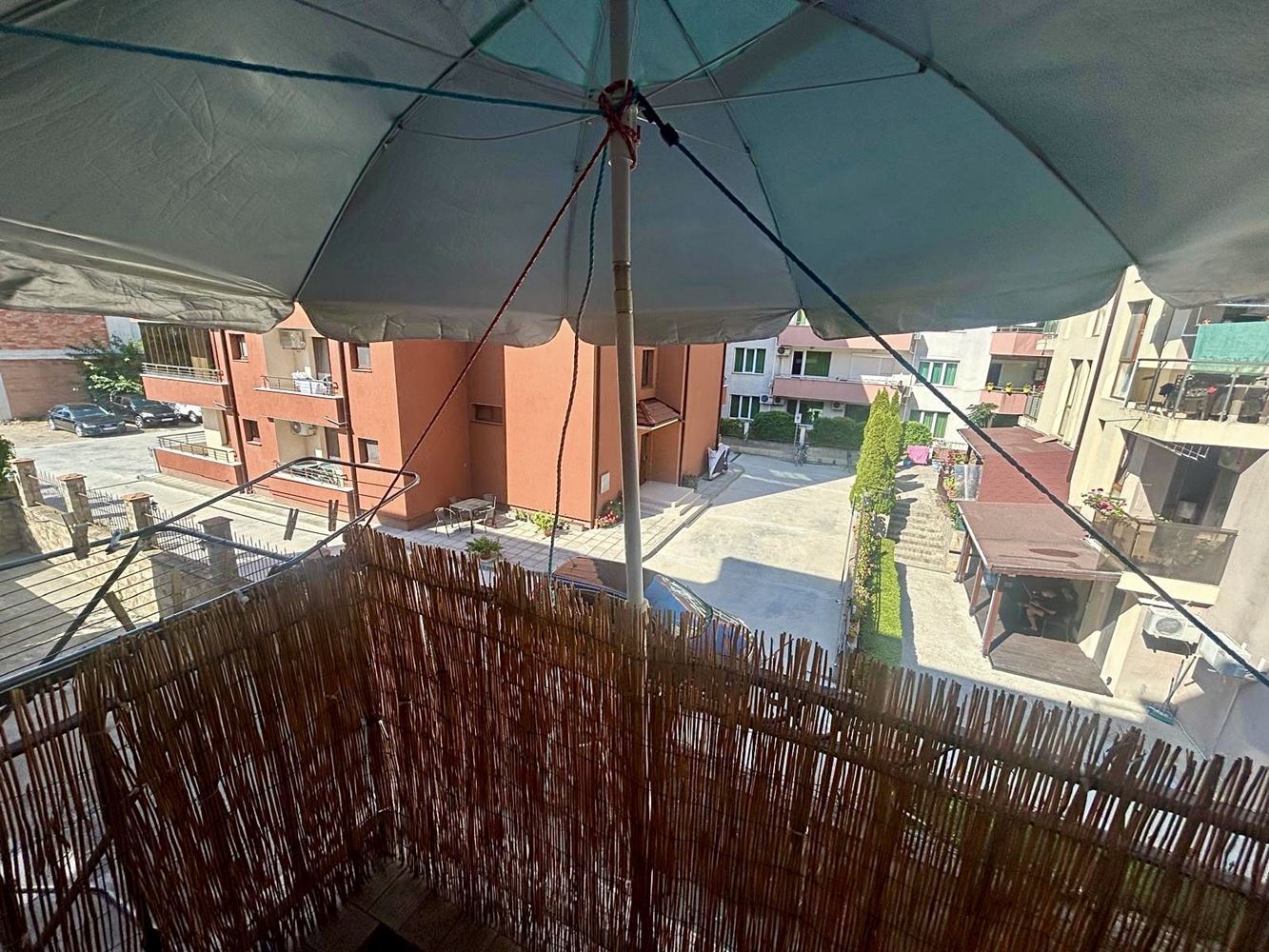 Prostorný apartmán s jednou ložnicí a výhledem do zeleně v Nesebaru – připravený k nastěhování